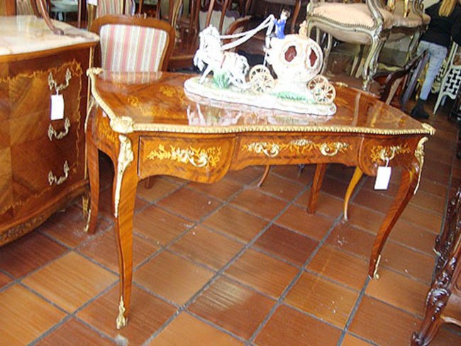 Antiquário com Mesas e Cômodas Antigas em Pinheiros SP
